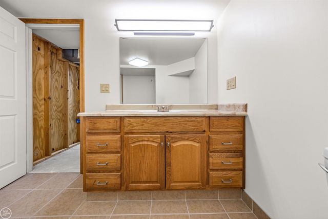 2718 Roundtree Drive, Troy, MI 48083