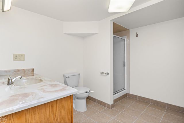 2718 Roundtree Drive, Troy, MI 48083