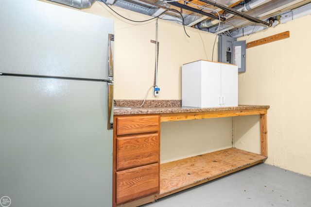 2718 Roundtree Drive, Troy, MI 48083