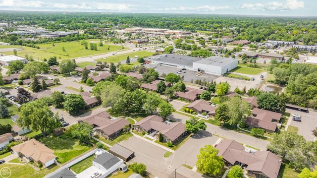 2718 Roundtree Drive, Troy, MI 48083