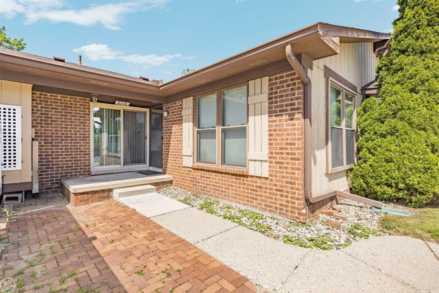 2718 Roundtree Drive, Troy, MI 48083