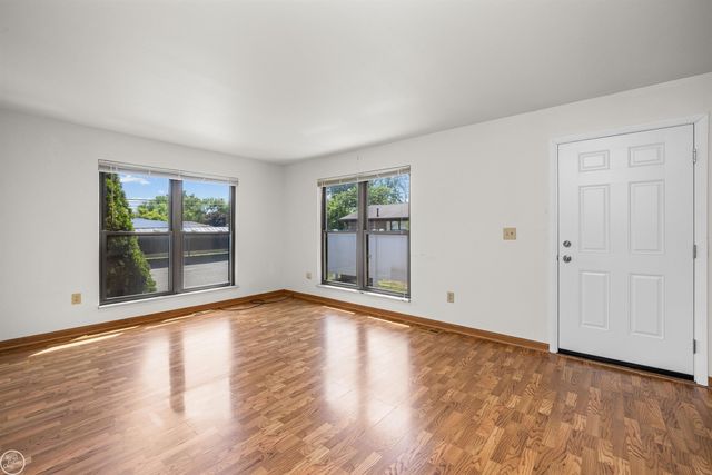 2718 Roundtree Drive, Troy, MI 48083
