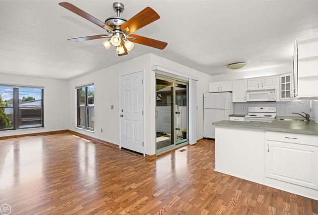 2718 Roundtree Drive, Troy, MI 48083