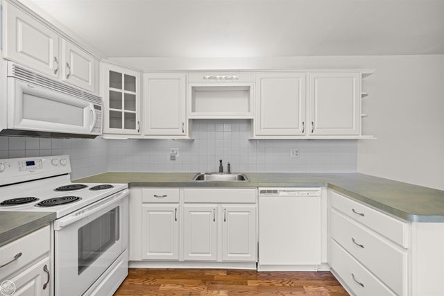 2718 Roundtree Drive, Troy, MI 48083