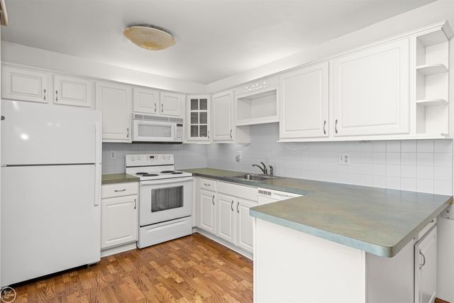 2718 Roundtree Drive, Troy, MI 48083