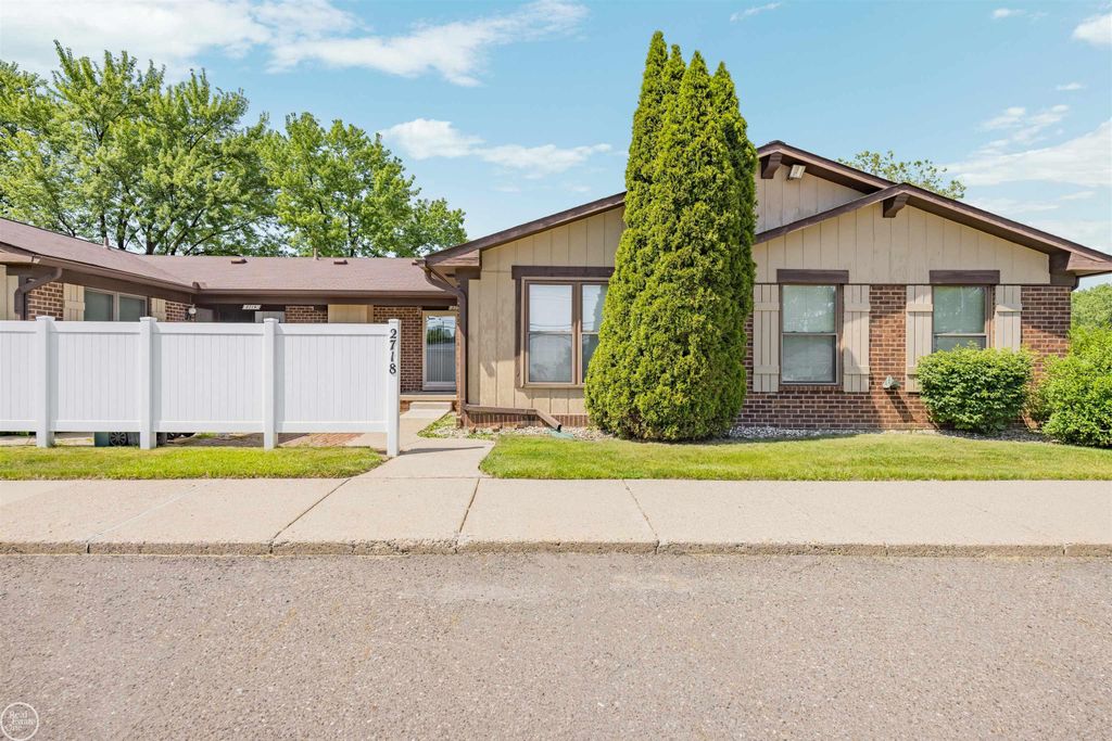2718 Roundtree Drive, Troy, MI 48083