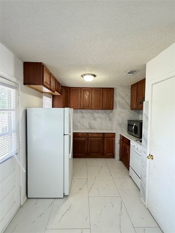 1109 E Inwood Drive, Arlington, TX 76010