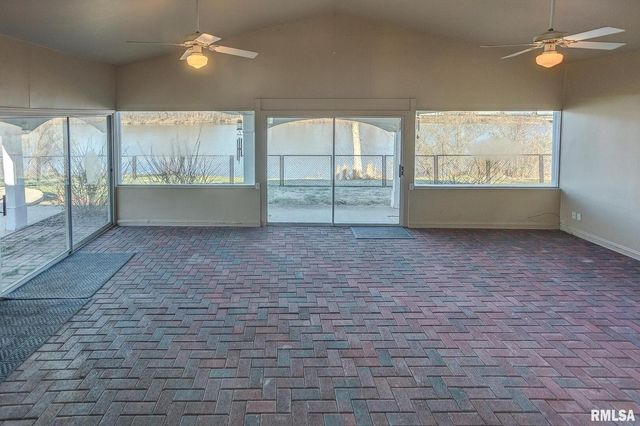 333 N LAKEVIEW Drive, Salem, IL 62881