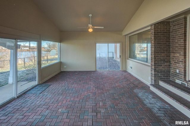 333 N LAKEVIEW Drive, Salem, IL 62881