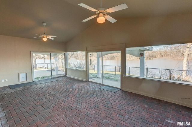 333 N LAKEVIEW Drive, Salem, IL 62881