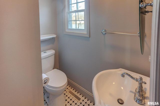 333 N LAKEVIEW Drive, Salem, IL 62881