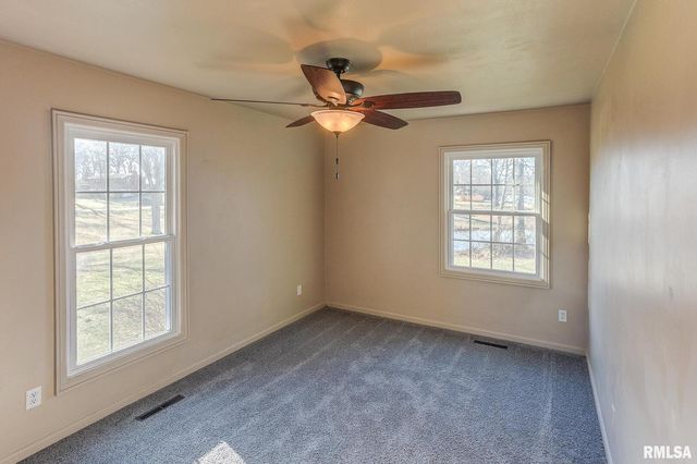 333 N LAKEVIEW Drive, Salem, IL 62881