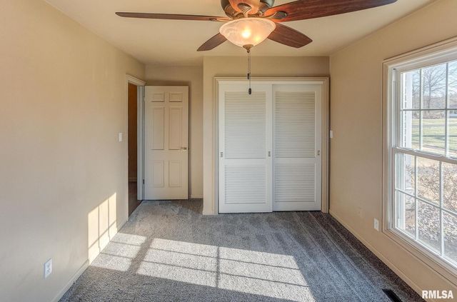 333 N LAKEVIEW Drive, Salem, IL 62881