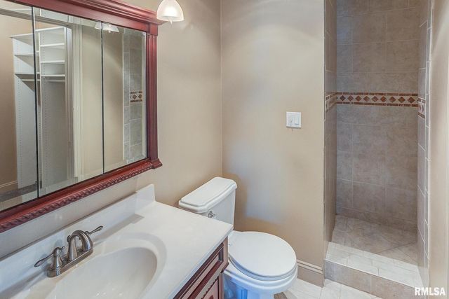 333 N LAKEVIEW Drive, Salem, IL 62881