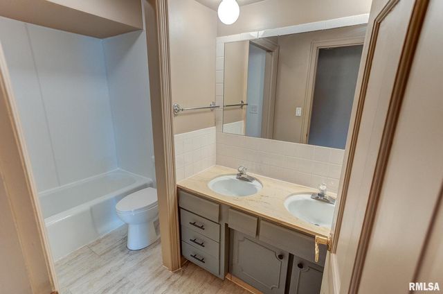 333 N LAKEVIEW Drive, Salem, IL 62881