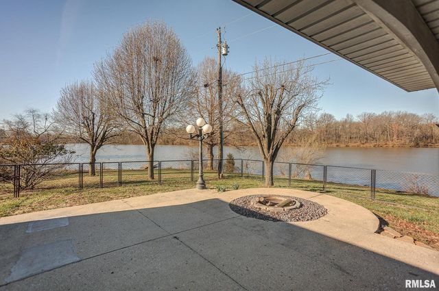 333 N LAKEVIEW Drive, Salem, IL 62881