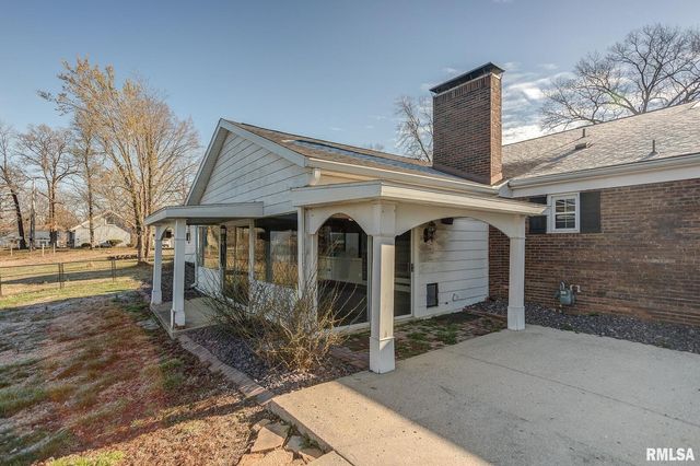 333 N LAKEVIEW Drive, Salem, IL 62881