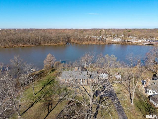 333 N LAKEVIEW Drive, Salem, IL 62881