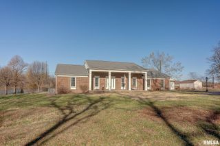 333 N LAKEVIEW Drive, Salem, IL 62881