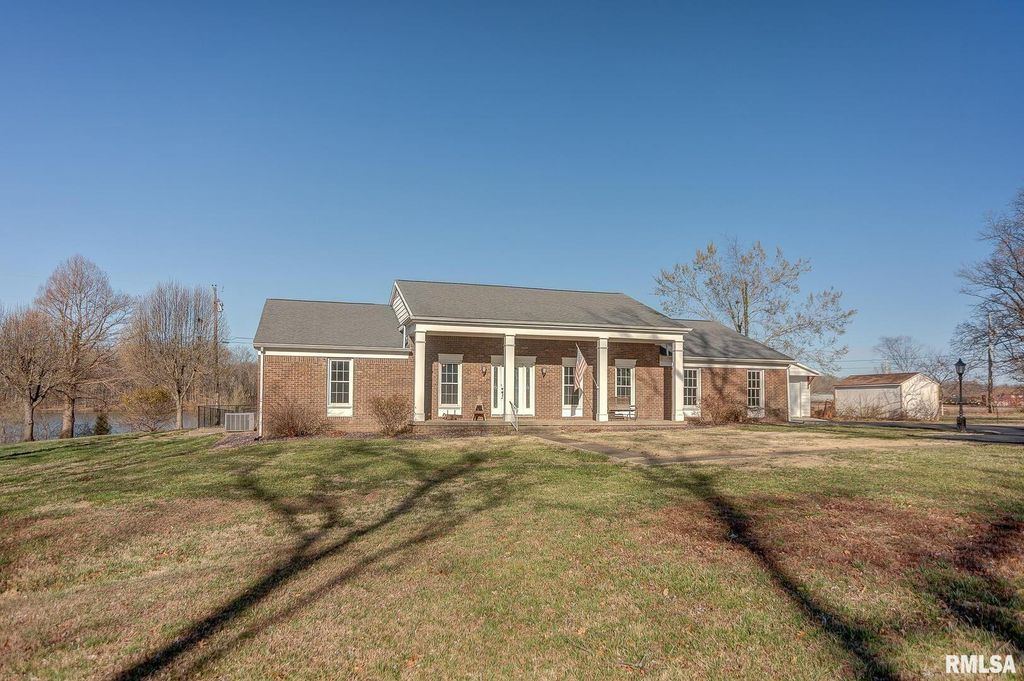 333 N LAKEVIEW Drive, Salem, IL 62881