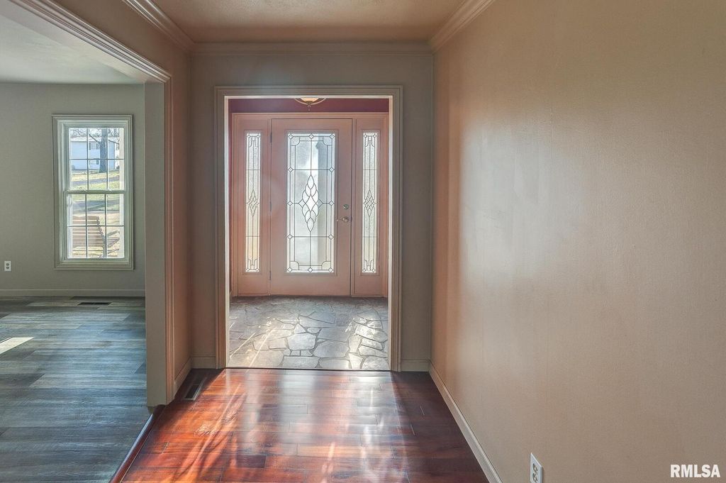 Image 2 of property listing at 333 N LAKEVIEW Drive, Salem, IL 62881