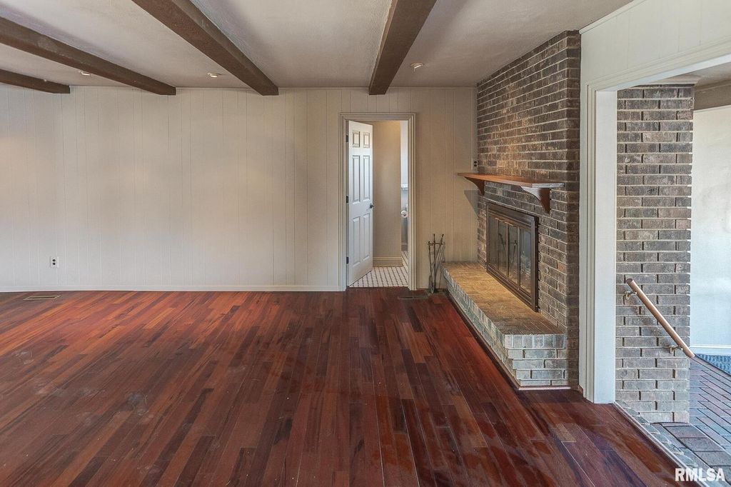 Image 12 of property listing at 333 N LAKEVIEW Drive, Salem, IL 62881