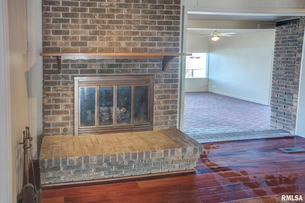 Image 14 of property listing at 333 N LAKEVIEW Drive, Salem, IL 62881