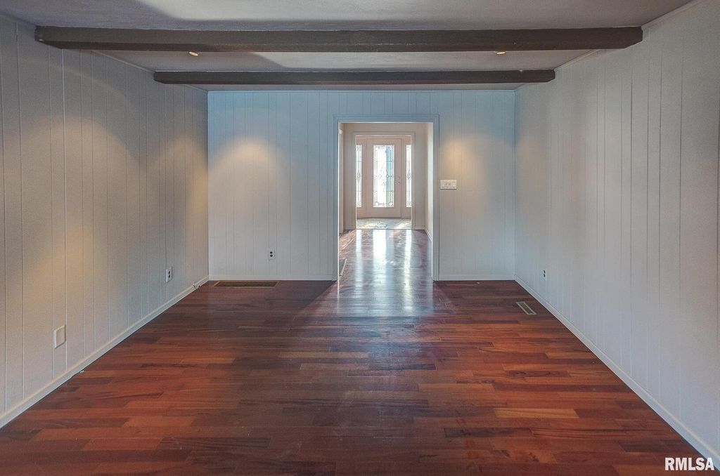 Image 15 of property listing at 333 N LAKEVIEW Drive, Salem, IL 62881