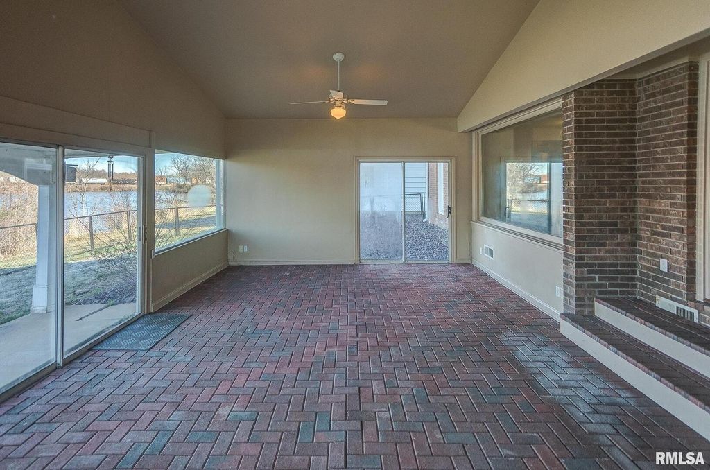 Image 17 of property listing at 333 N LAKEVIEW Drive, Salem, IL 62881