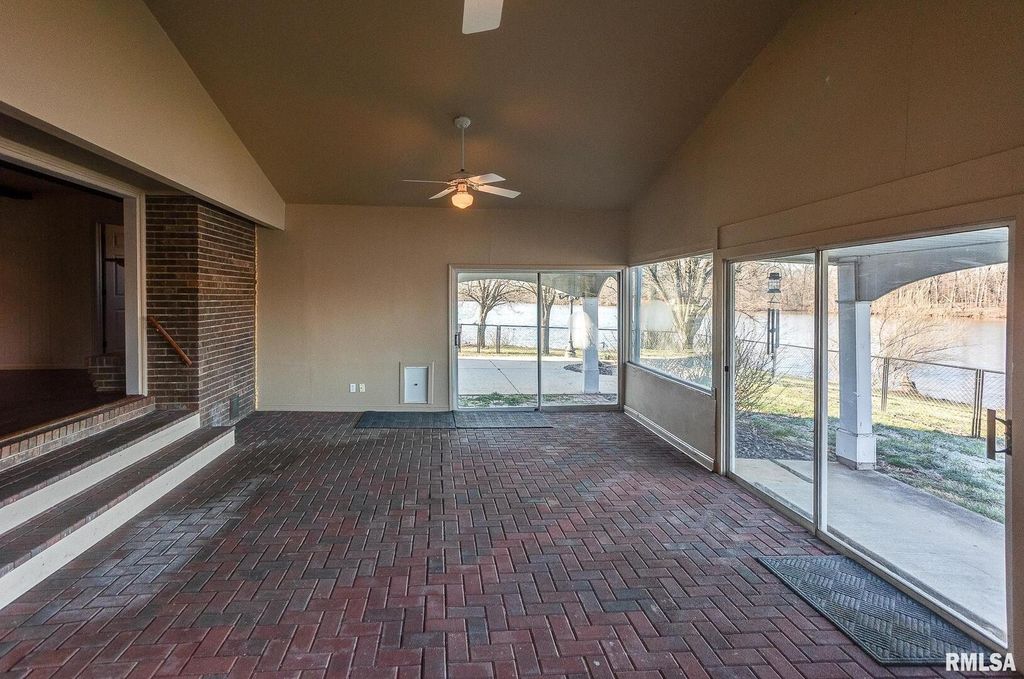 Image 18 of property listing at 333 N LAKEVIEW Drive, Salem, IL 62881