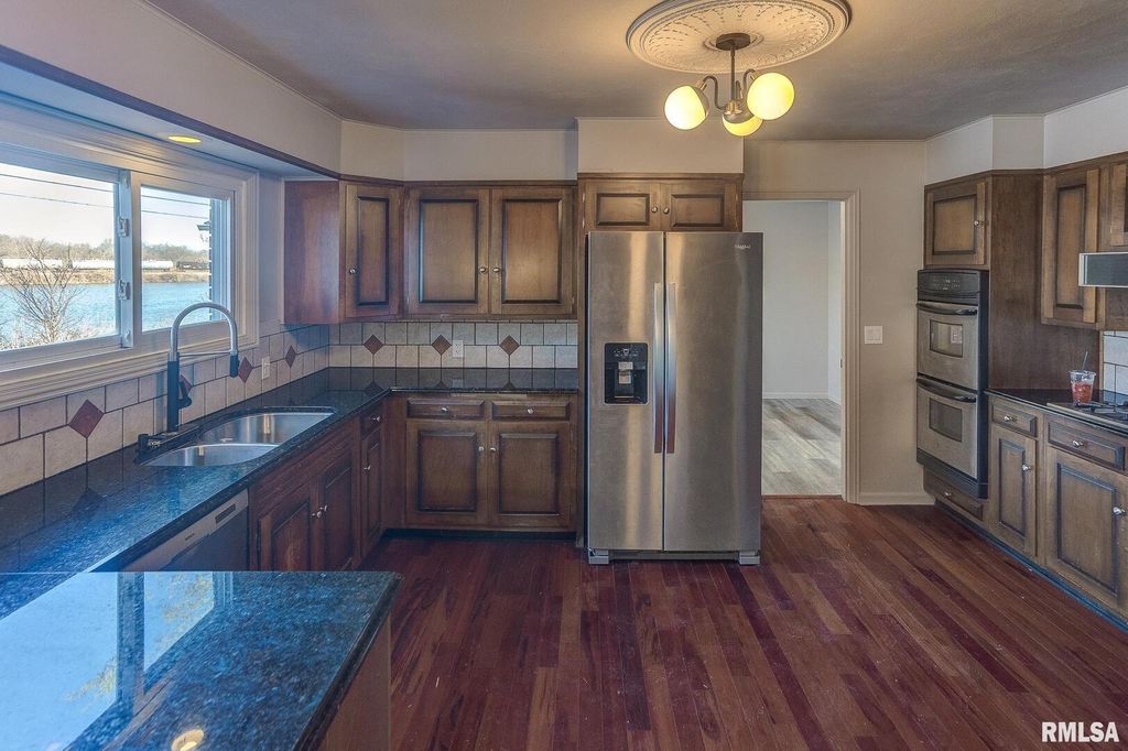 Image 20 of property listing at 333 N LAKEVIEW Drive, Salem, IL 62881