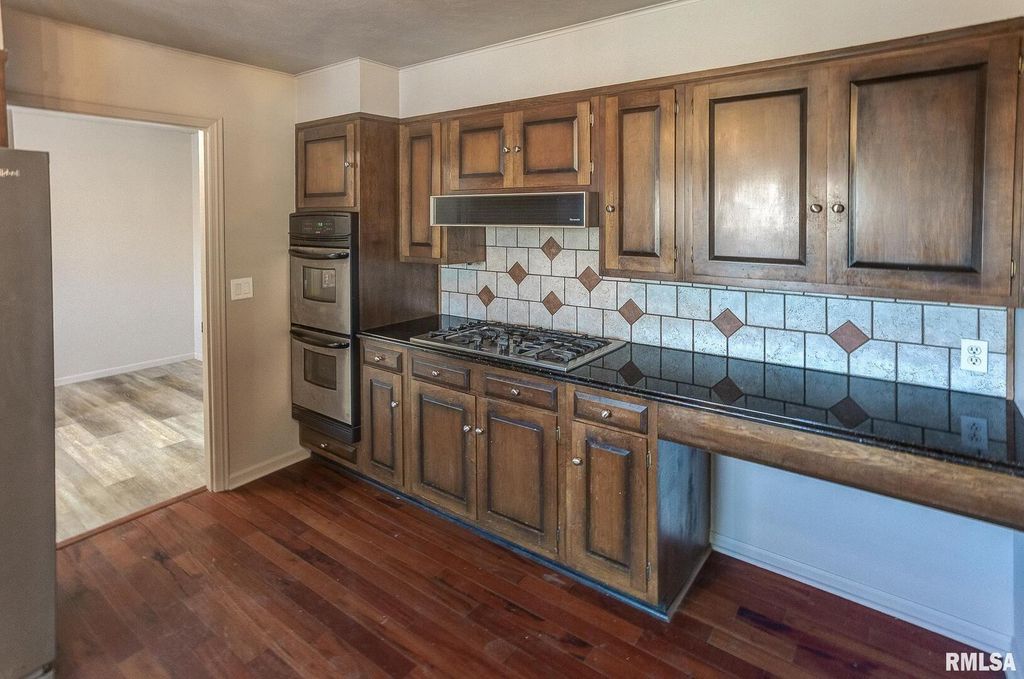 Image 21 of property listing at 333 N LAKEVIEW Drive, Salem, IL 62881