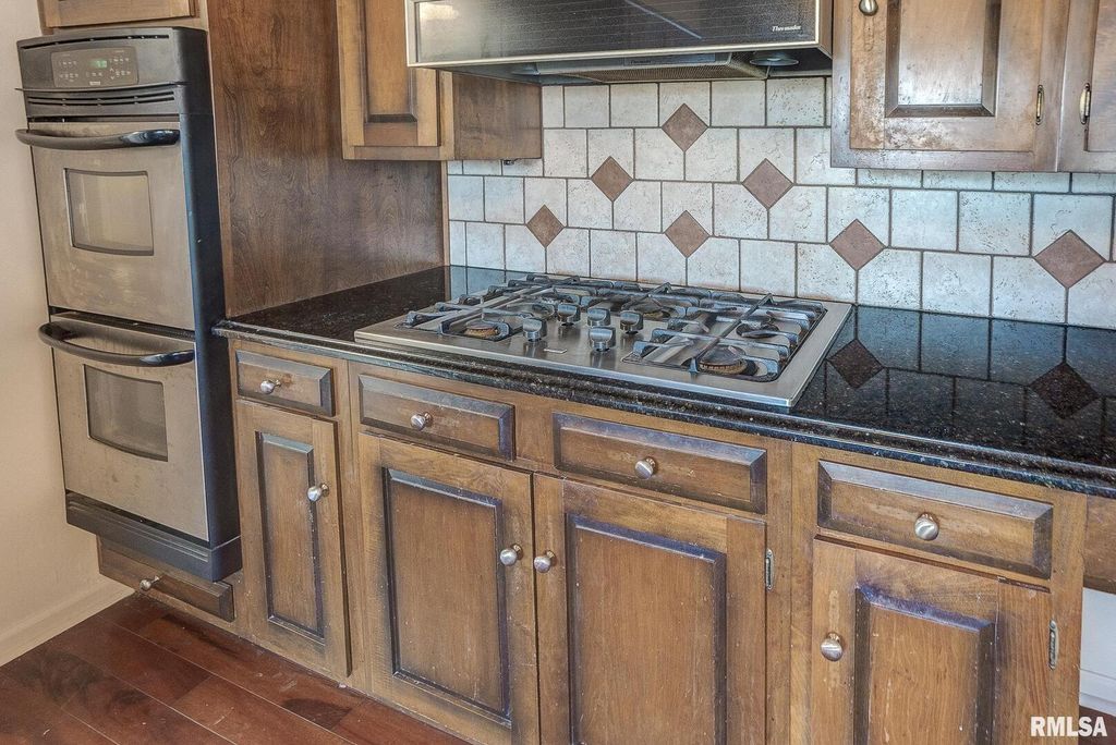 Image 22 of property listing at 333 N LAKEVIEW Drive, Salem, IL 62881