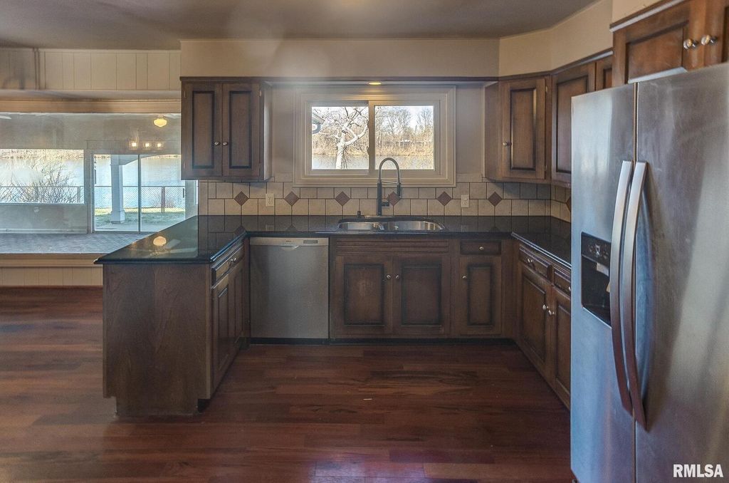 Image 23 of property listing at 333 N LAKEVIEW Drive, Salem, IL 62881