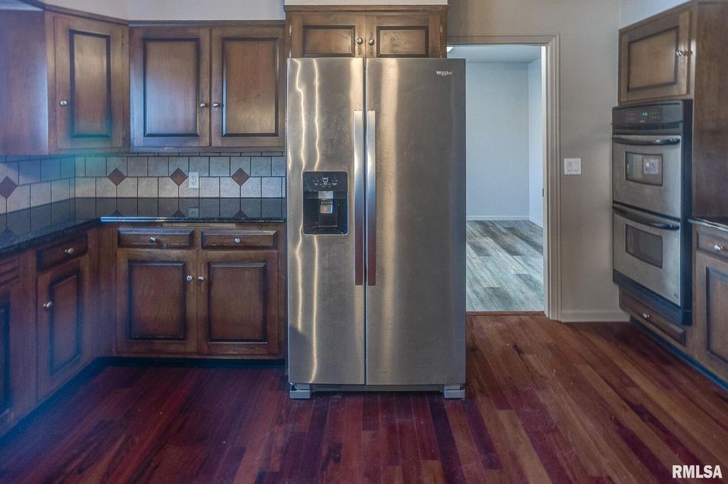 Image 24 of property listing at 333 N LAKEVIEW Drive, Salem, IL 62881