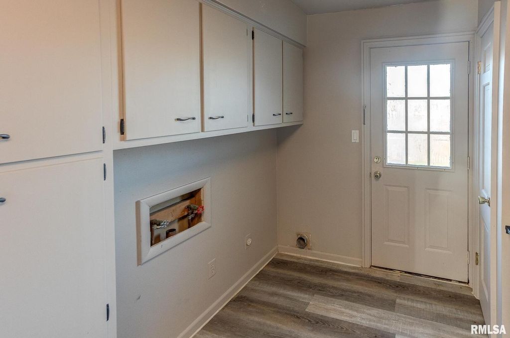 Image 26 of property listing at 333 N LAKEVIEW Drive, Salem, IL 62881