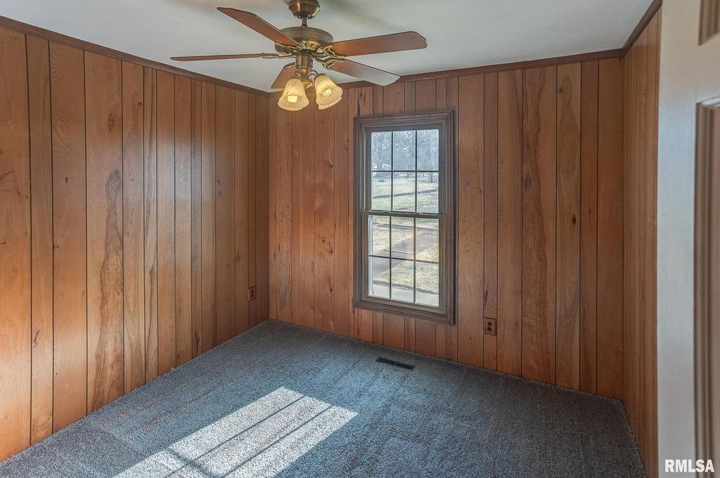 Image 28 of property listing at 333 N LAKEVIEW Drive, Salem, IL 62881