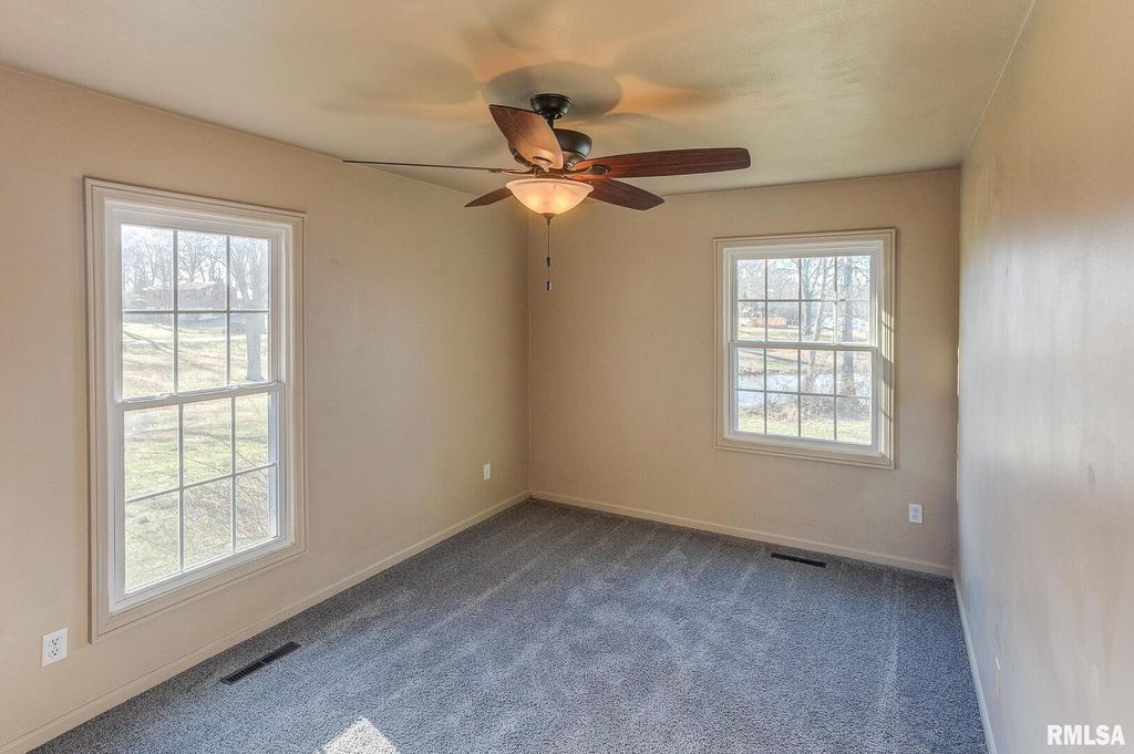 Image 30 of property listing at 333 N LAKEVIEW Drive, Salem, IL 62881