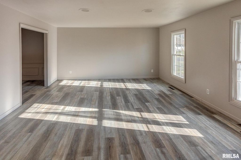 Image 4 of property listing at 333 N LAKEVIEW Drive, Salem, IL 62881