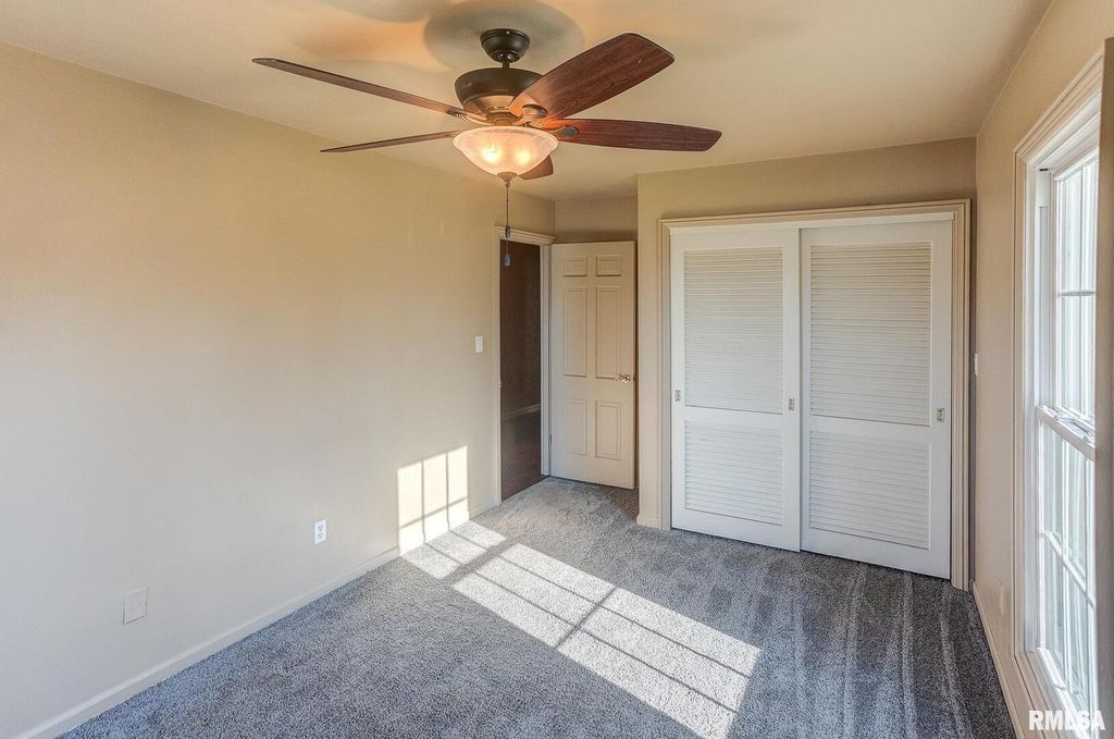 Image 31 of property listing at 333 N LAKEVIEW Drive, Salem, IL 62881