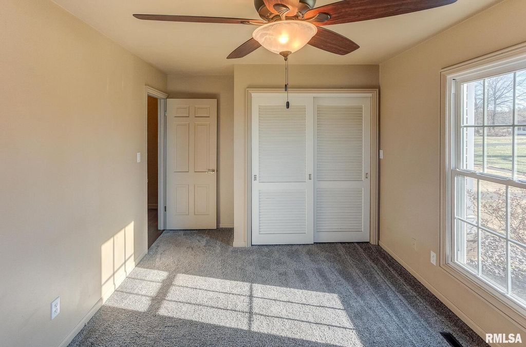 Image 32 of property listing at 333 N LAKEVIEW Drive, Salem, IL 62881