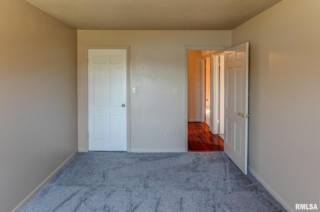 Image 34 of property listing at 333 N LAKEVIEW Drive, Salem, IL 62881