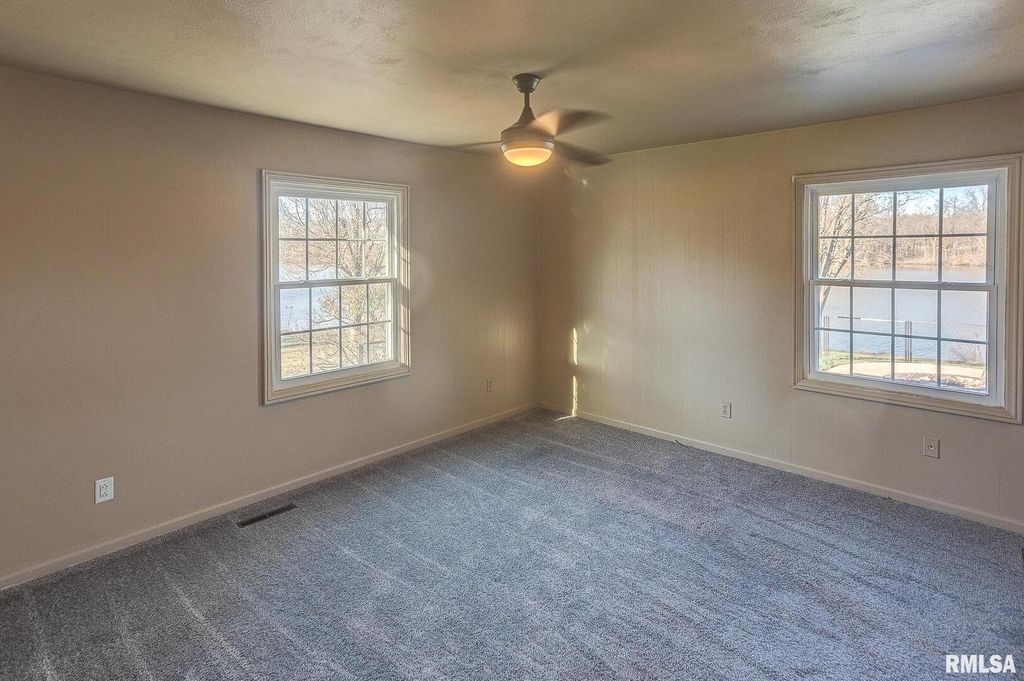 Image 36 of property listing at 333 N LAKEVIEW Drive, Salem, IL 62881