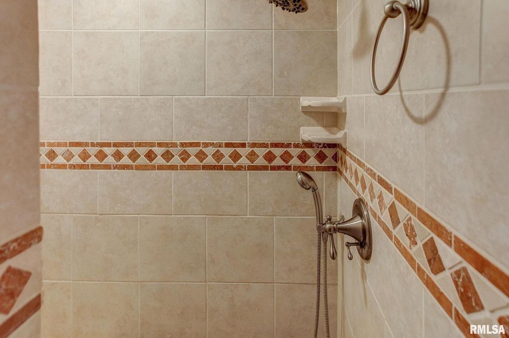 Image 39 of property listing at 333 N LAKEVIEW Drive, Salem, IL 62881