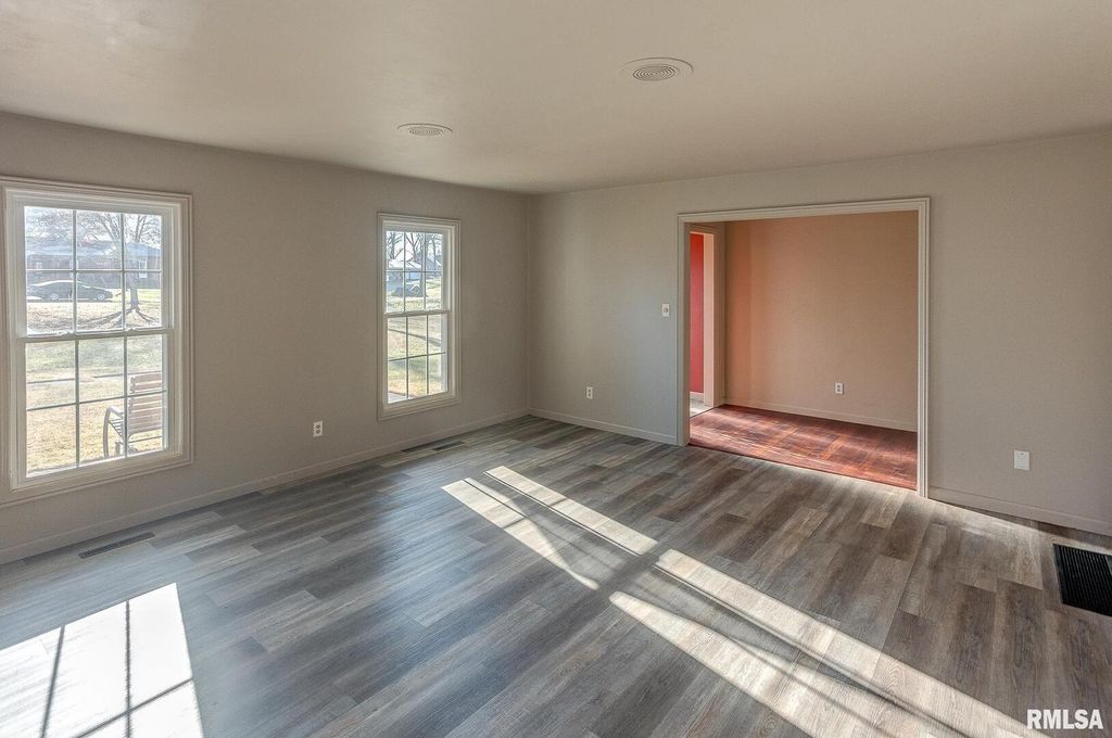 Image 5 of property listing at 333 N LAKEVIEW Drive, Salem, IL 62881