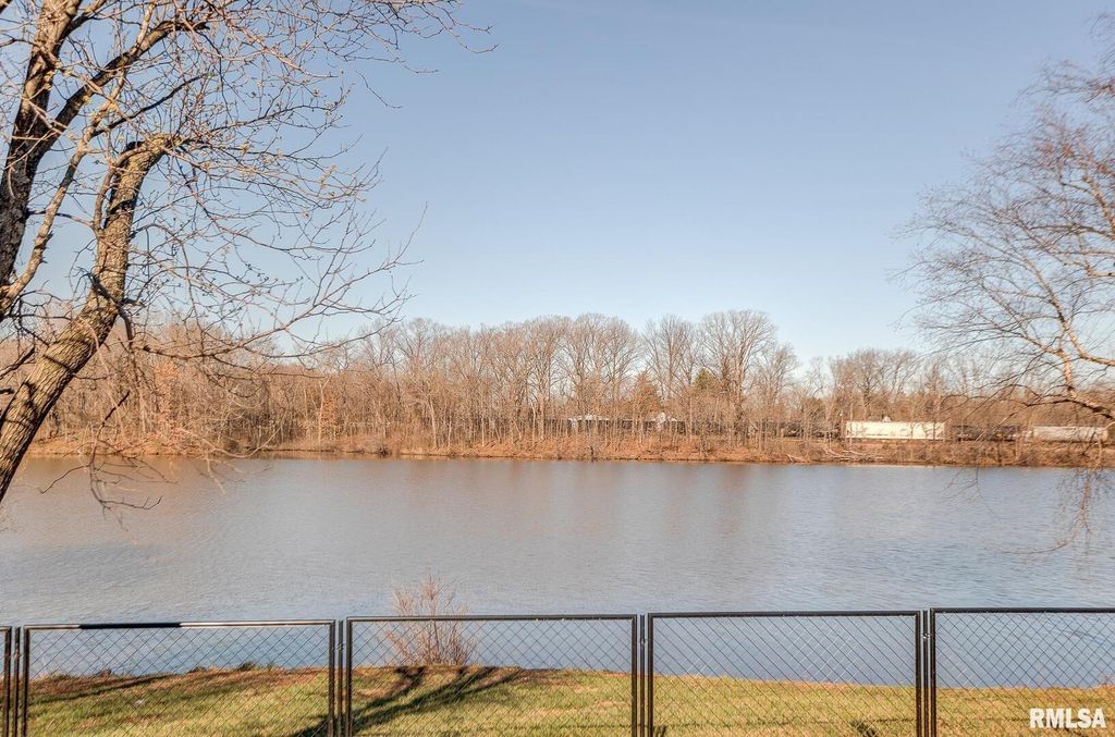 Image 48 of property listing at 333 N LAKEVIEW Drive, Salem, IL 62881