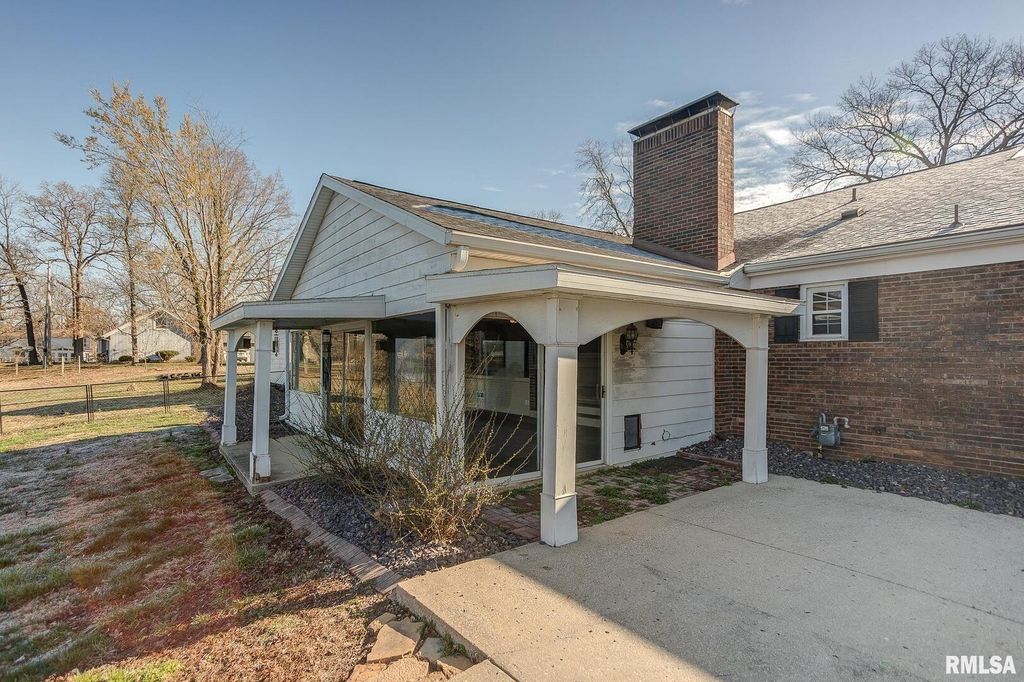 Image 49 of property listing at 333 N LAKEVIEW Drive, Salem, IL 62881