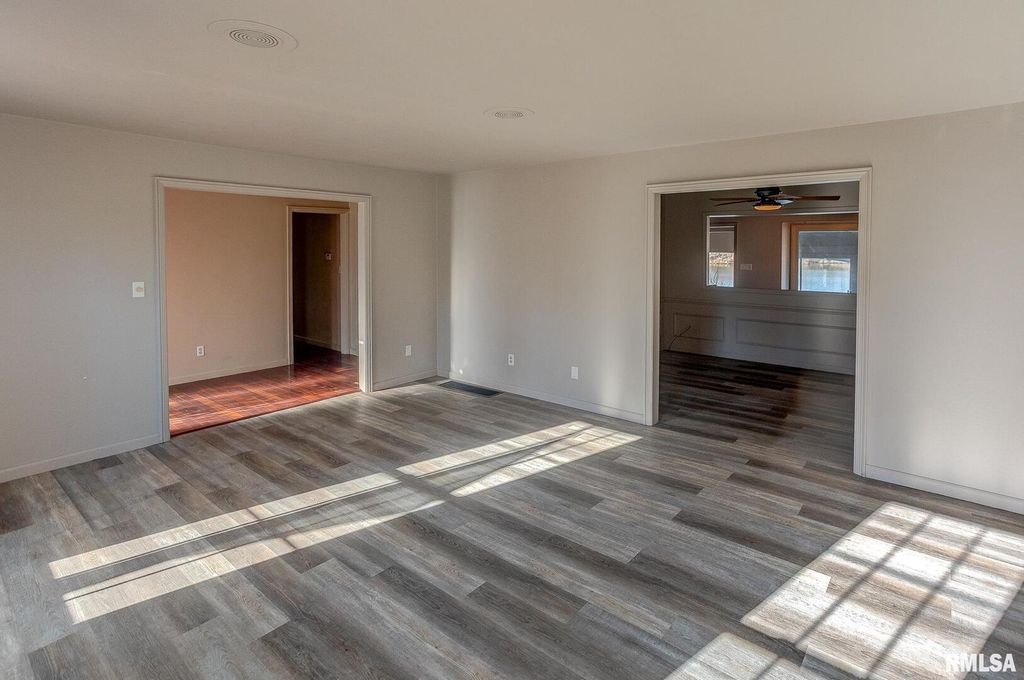 Image 6 of property listing at 333 N LAKEVIEW Drive, Salem, IL 62881