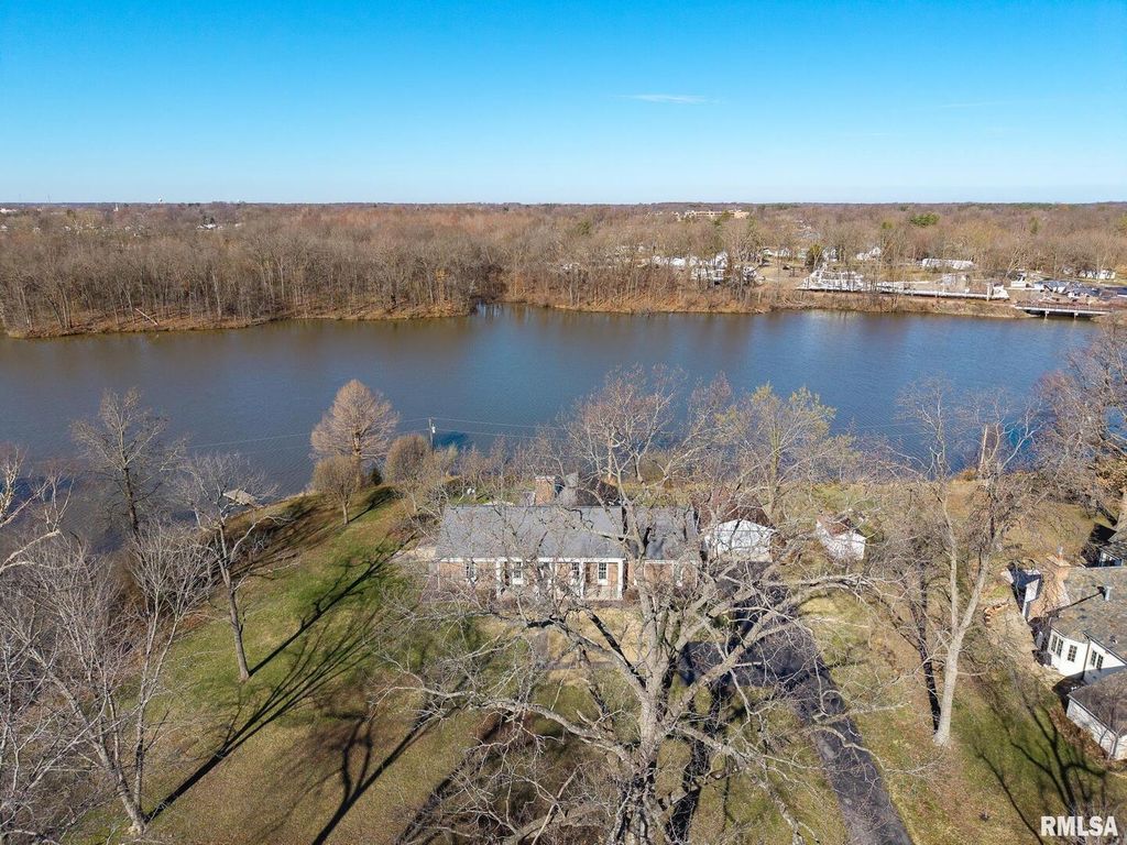 Image 54 of property listing at 333 N LAKEVIEW Drive, Salem, IL 62881