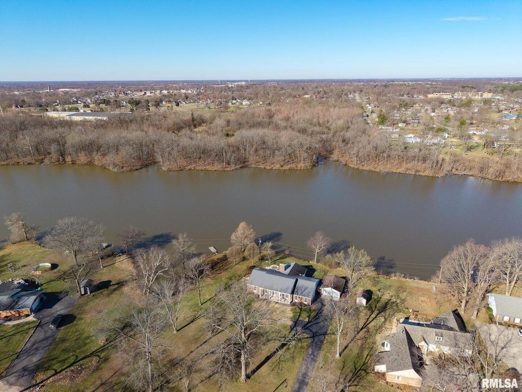 Image 55 of property listing at 333 N LAKEVIEW Drive, Salem, IL 62881